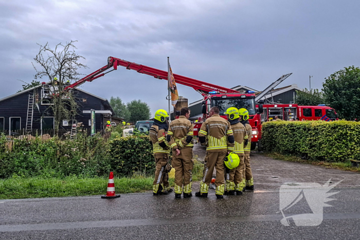 Brandweer blust brandende tussenmuur bij kaasboerderij