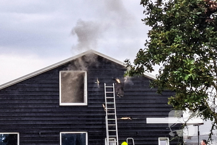 Brandweer blust brandende tussenmuur bij kaasboerderij