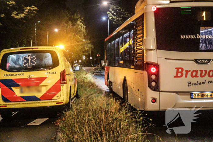 Putdeksel vliegt los en raakt bus