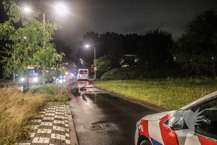 Putdeksel vliegt los en raakt bus