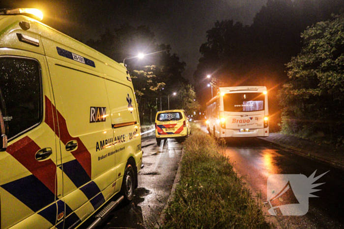 Putdeksel vliegt los en raakt bus