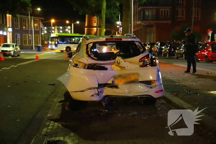 Ferrari klapt op boom en personenauto