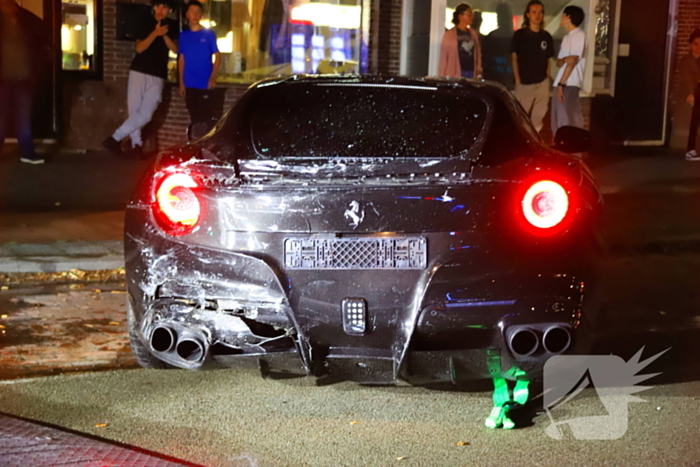 Ferrari klapt op boom en personenauto