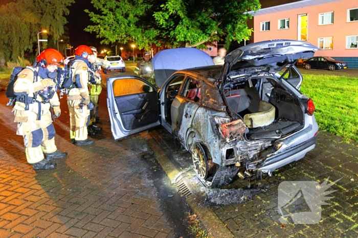 Politie onderzoekt mogelijke brandstichting bij auto