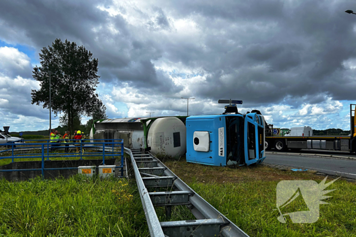 Tankwagen gekanteld op rotonde