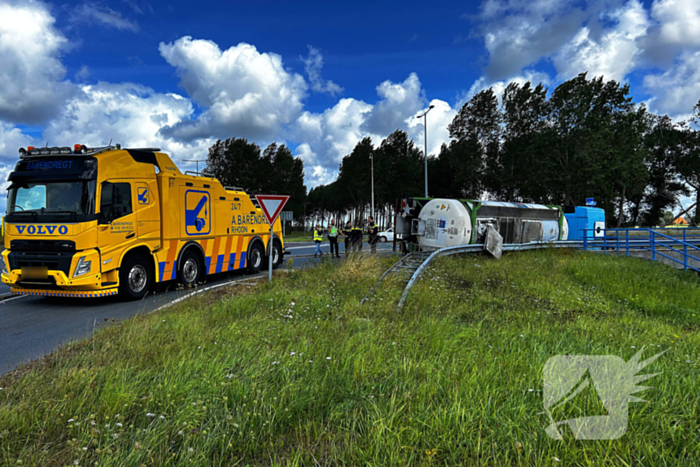 Tankwagen gekanteld op rotonde