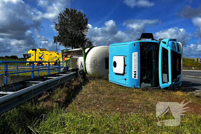 Tankwagen gekanteld op rotonde