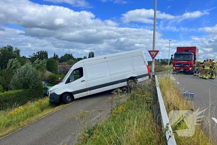 Bestelbus dreigt van talud te vallen