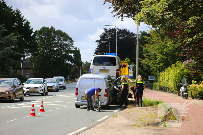 Flinke schade na aanrijding tussen bestelbus en bestelauto