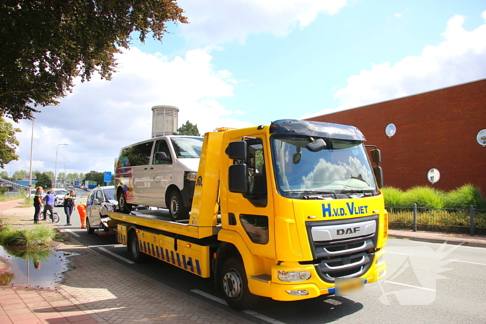 Flinke schade na aanrijding tussen bestelbus en bestelauto