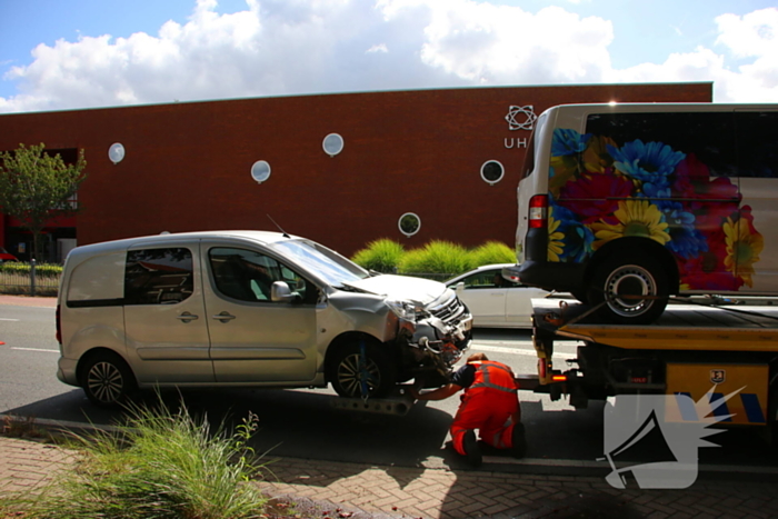 Flinke schade na aanrijding tussen bestelbus en bestelauto