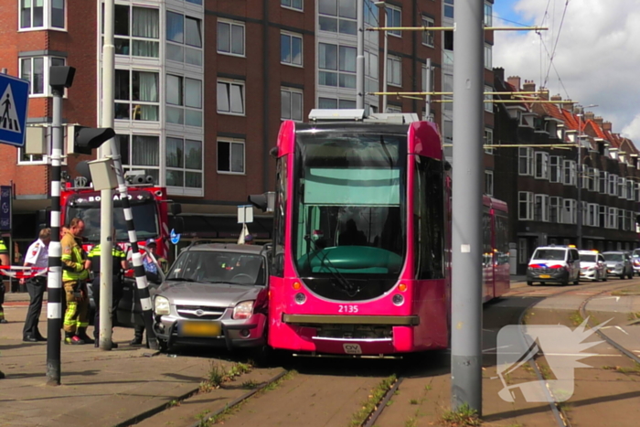 Tram en personenauto met elkaar in botsing