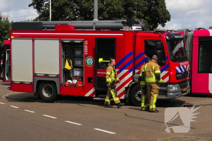 Tram en personenauto met elkaar in botsing