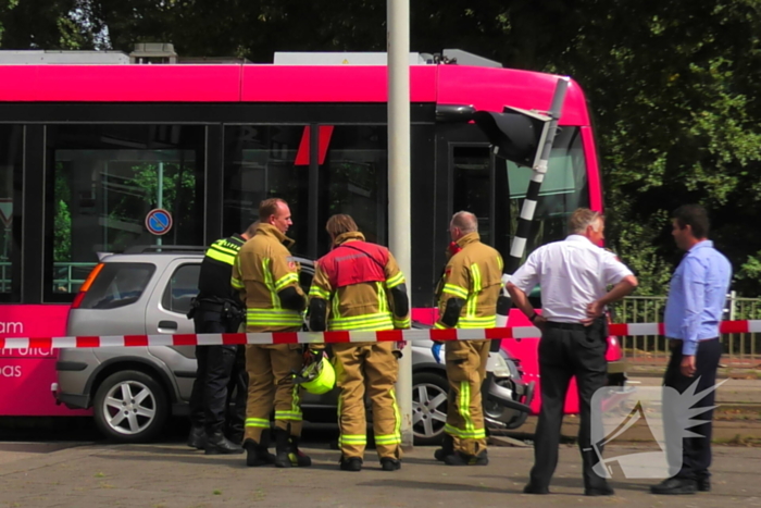 Tram en personenauto met elkaar in botsing