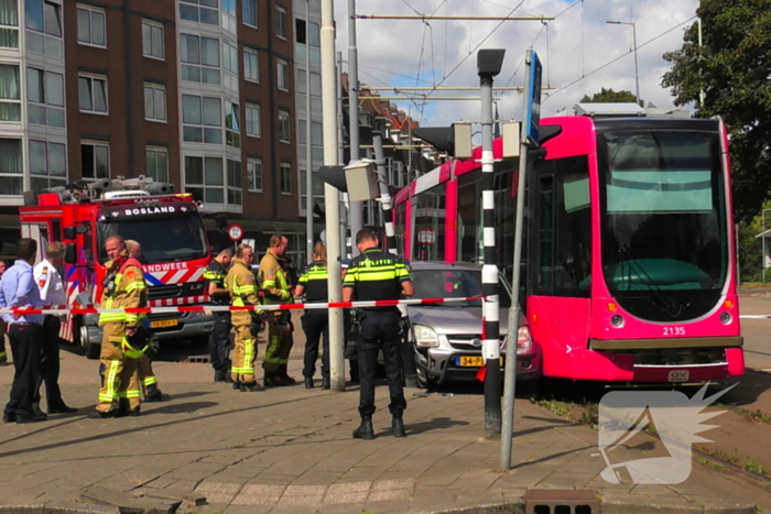 Tram en personenauto met elkaar in botsing