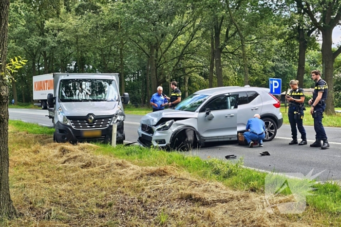 Veel schade na ongeval met drie voertuigen