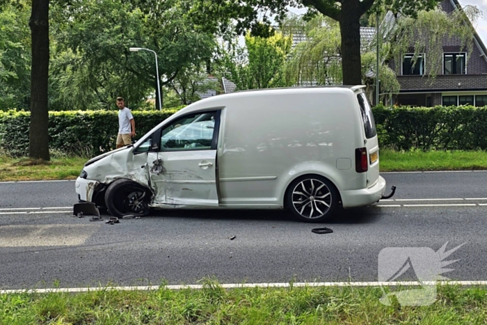 Veel schade na ongeval met drie voertuigen