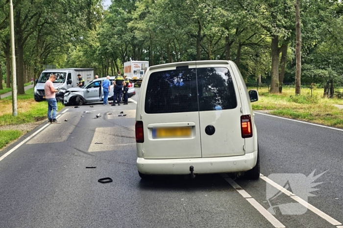 Veel schade na ongeval met drie voertuigen