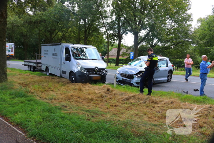 Veel schade na ongeval met drie voertuigen