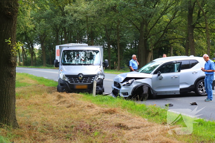 Veel schade na ongeval met drie voertuigen