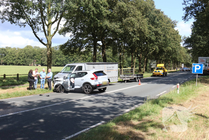 Veel schade na ongeval met drie voertuigen