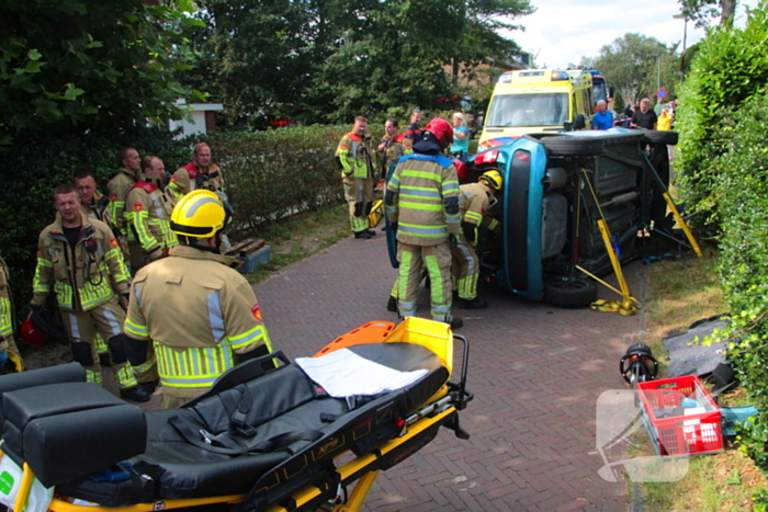 Vrouw bekneld bij ongeval in woonwijk