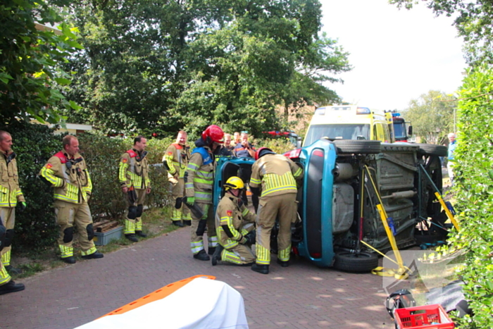 Vrouw bekneld bij ongeval in woonwijk