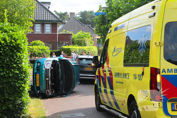 Vrouw bekneld bij ongeval in woonwijk