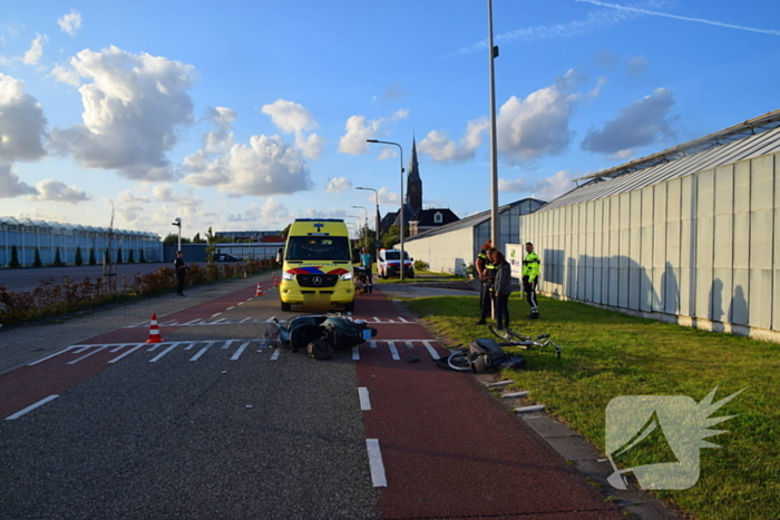 Scooterrijder en fietser hard ten val na botsing