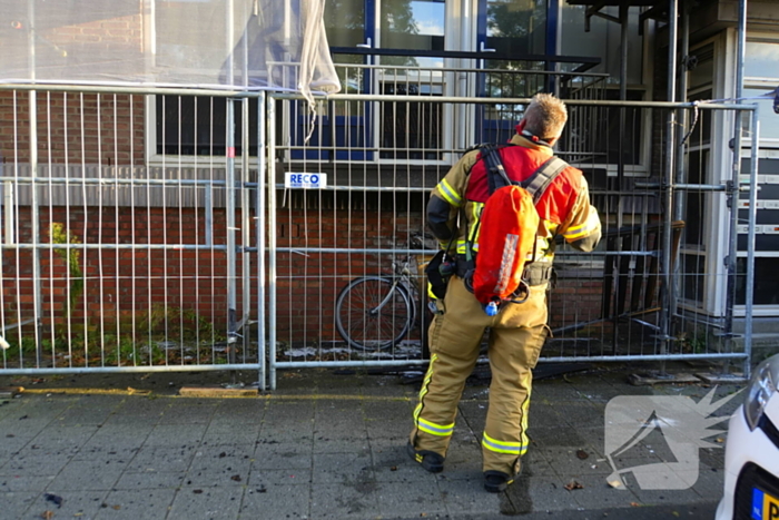 Brand tegen gevel snel onder controle