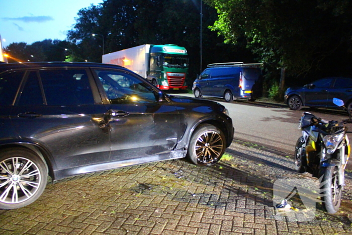 Motorrijder zonder rijbewijs botst tegen personenauto