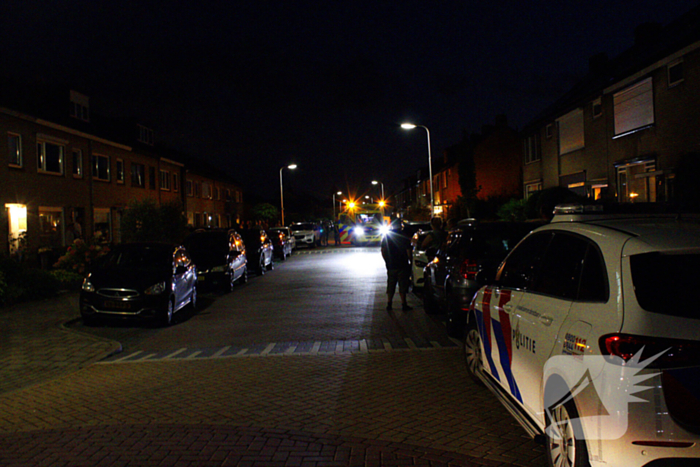 Automobilist botst tegen geparkeerde auto