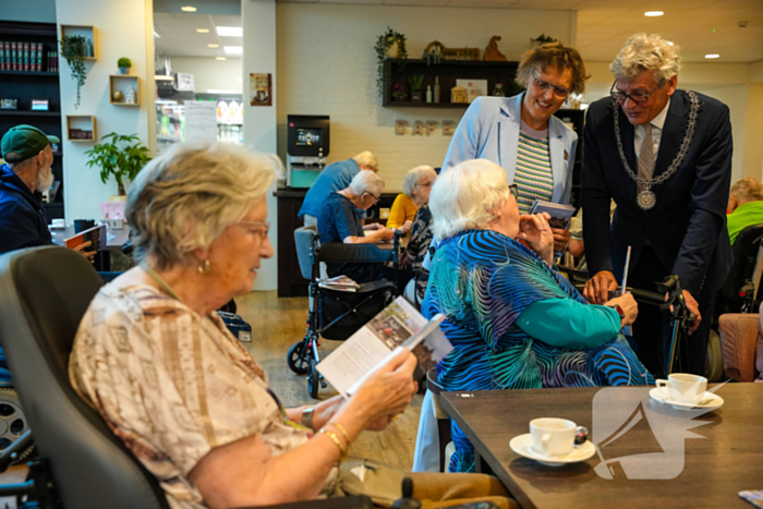 Burgemeester overhandigd vernieuwde activiteitenbrochure voor senioren