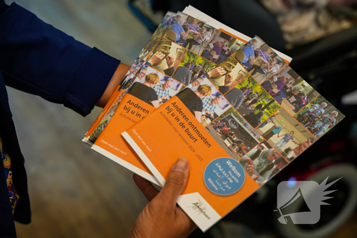 Burgemeester overhandigd vernieuwde activiteitenbrochure voor senioren