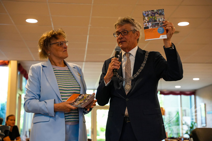 Burgemeester overhandigd vernieuwde activiteitenbrochure voor senioren