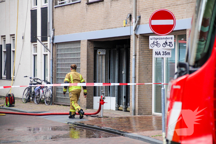 Veel rookontwikkeling bij brand op dak bij portiekwoning