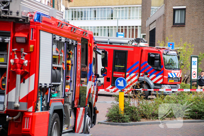 Veel rookontwikkeling bij brand op dak bij portiekwoning