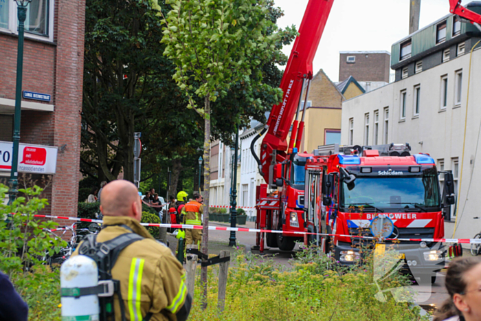 Veel rookontwikkeling bij brand op dak bij portiekwoning