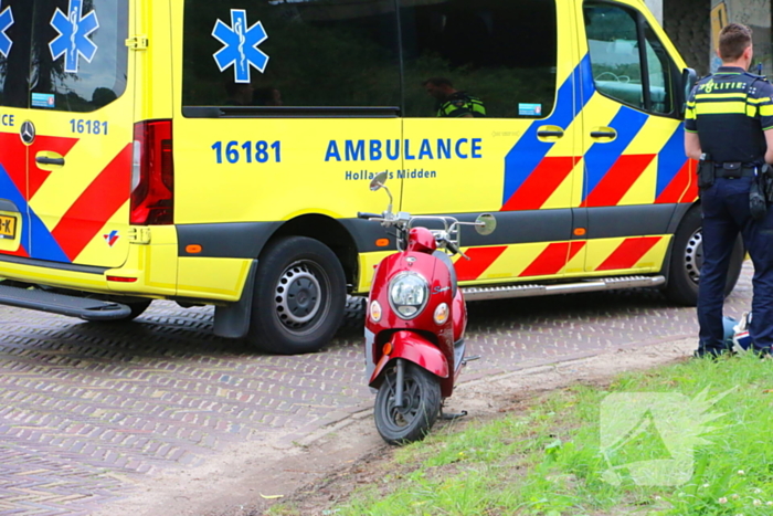 Vrouw gewond na val met scooter