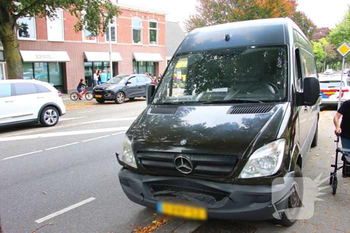 Schade na kop-staartbotsing tussen auto en bestelbus