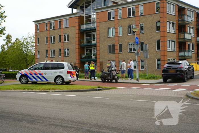 Scooterrijder komt ten val, ambulancepersoneel biedt hulp