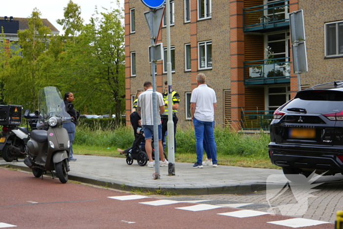 Scooterrijder komt ten val, ambulancepersoneel biedt hulp