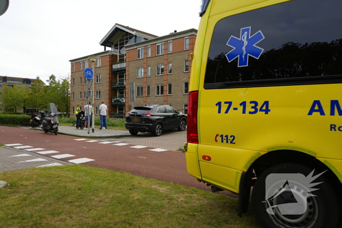 Scooterrijder komt ten val, ambulancepersoneel biedt hulp