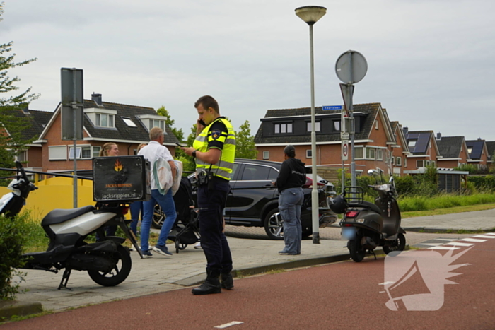 Scooterrijder komt ten val, ambulancepersoneel biedt hulp