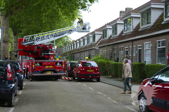 Persoon ademt rook in bij keukenbrand