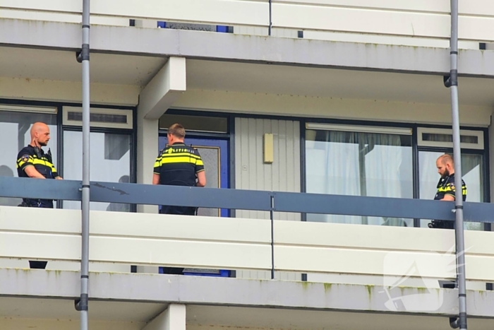 Hulpverleners halen bewoner uit woning