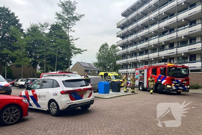 Hulpverleners halen bewoner uit woning