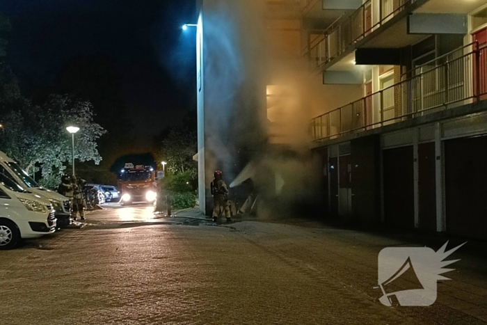 Ramen van flatgebouw gesprongen door brand