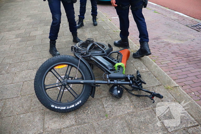 Fatbiker let niet op en klapt achterop bestelbus