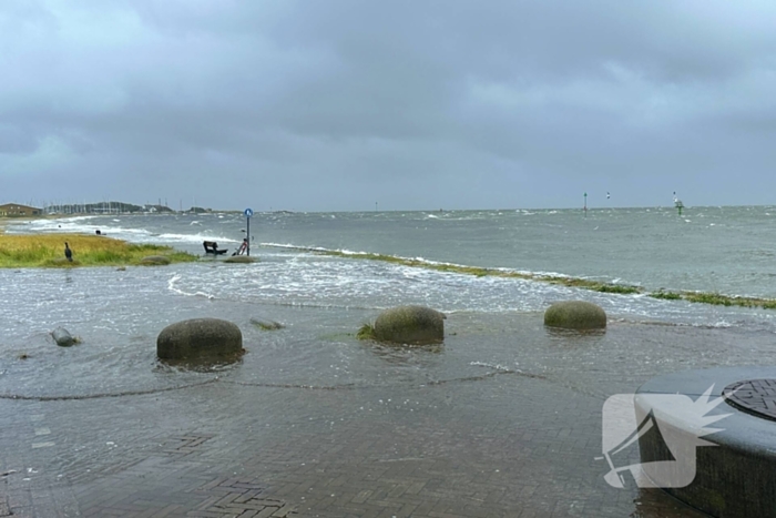 Rode vlag gehesen op strand, weercode geel afgegeven